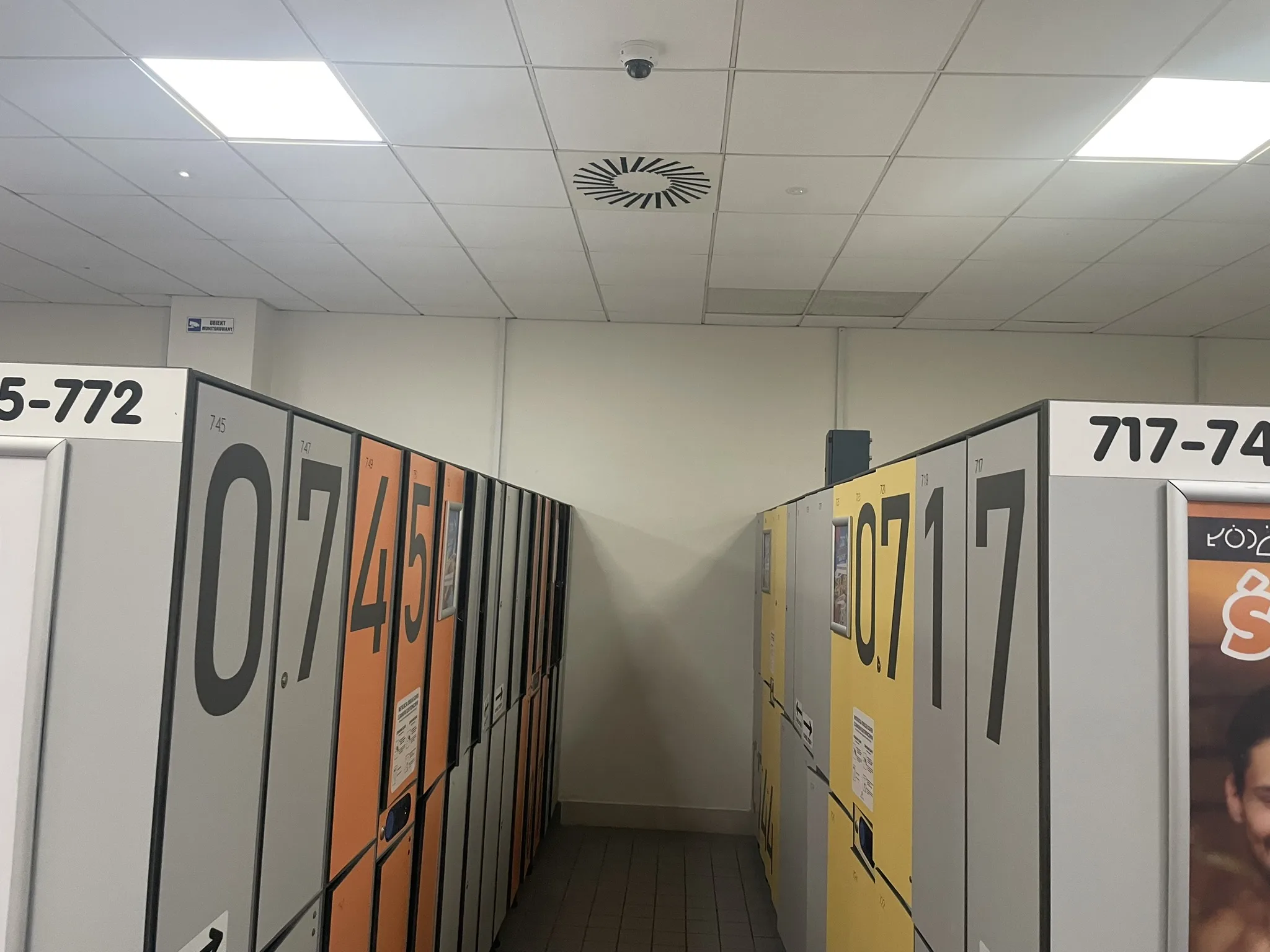 Monitoring szafek ubraniowych w szatniach – kamery kopułkowe z funkcjami AI